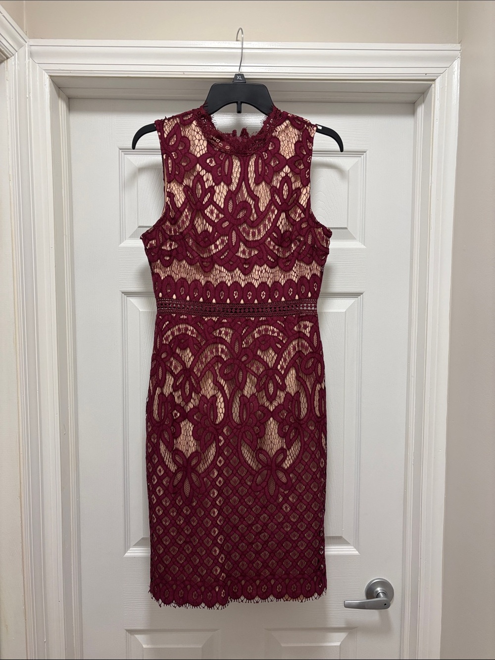 LULUS SLEEVELESS LACE DRESS in Size Medium